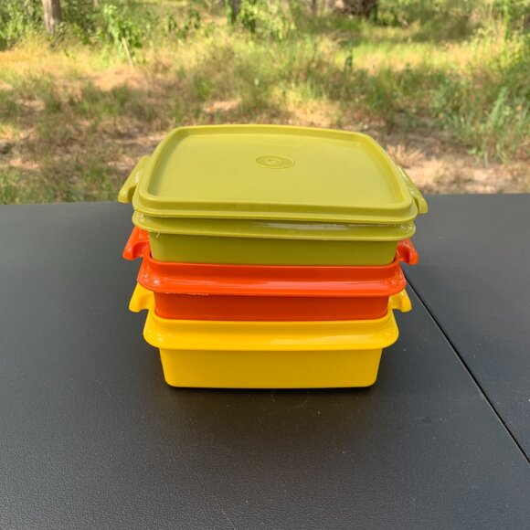 Tupperware - 4pc lot 1362 SQUARE A WAY Sandwich Keepers 1363 LID Harvest - Picture 1 of 15